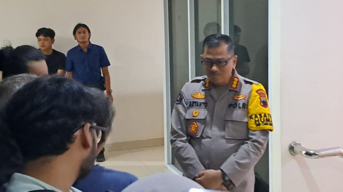 Kabid Humas Polda Jateng memberikan keterangan di depan ruang sidang etik.