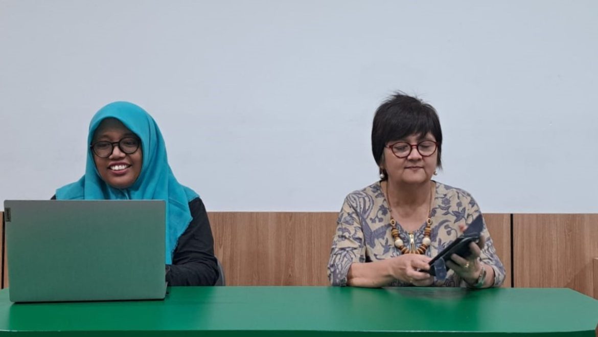 Direktur LRC-KJHAM dan Dekan FHK SCU memaparkan laporan situasi kekerasan perempuan di Jateng