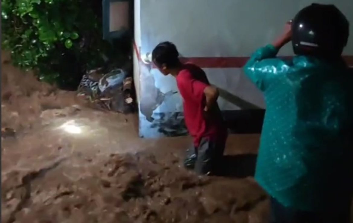 Banjir bandang terjadi sejak Selasa (10/12/2024) malam di Desa Ngrapah, Kecamatan Banyubiru, Kabupaten Semarang. 240 jiwa terdampak