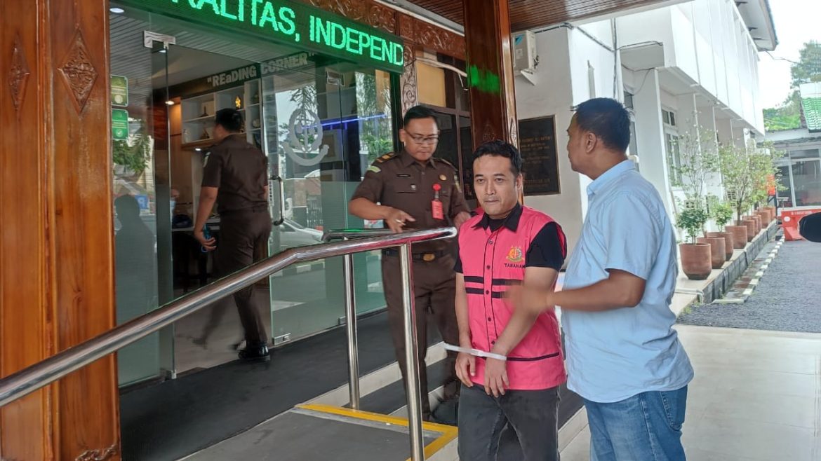 Tersangka penyelundupan ekspor rotan mentah digelandang ke kantor kejaksaan