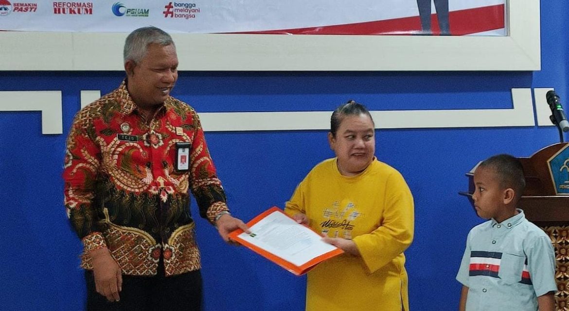 Chen Shih Tsuan (baju kuning, tengah) menerima surat keterangan status kewarganegaraan.