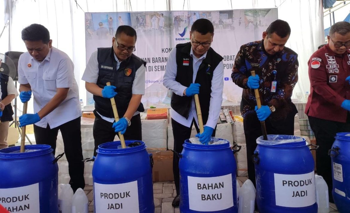 Kepala BPOM, Taruna Ikrar (ketiga kiri) menghadiri pemusnahan barang bukti di Semarang