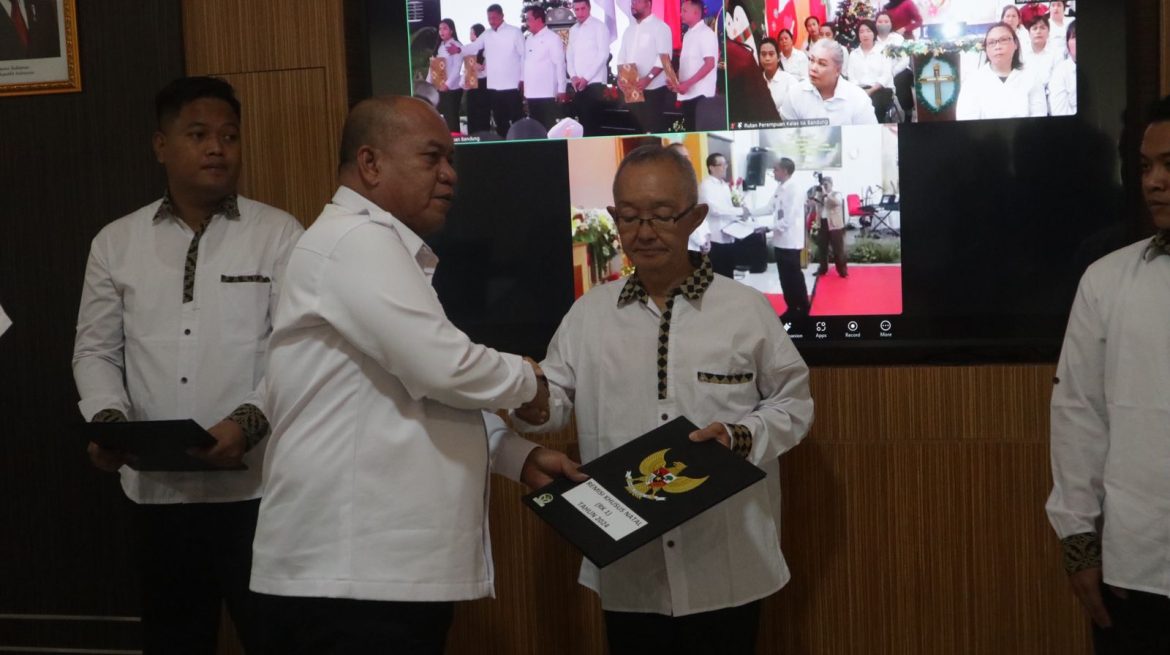 Kalapas Semarang Usman Majid msnyerahkan SK Remisi Natal.