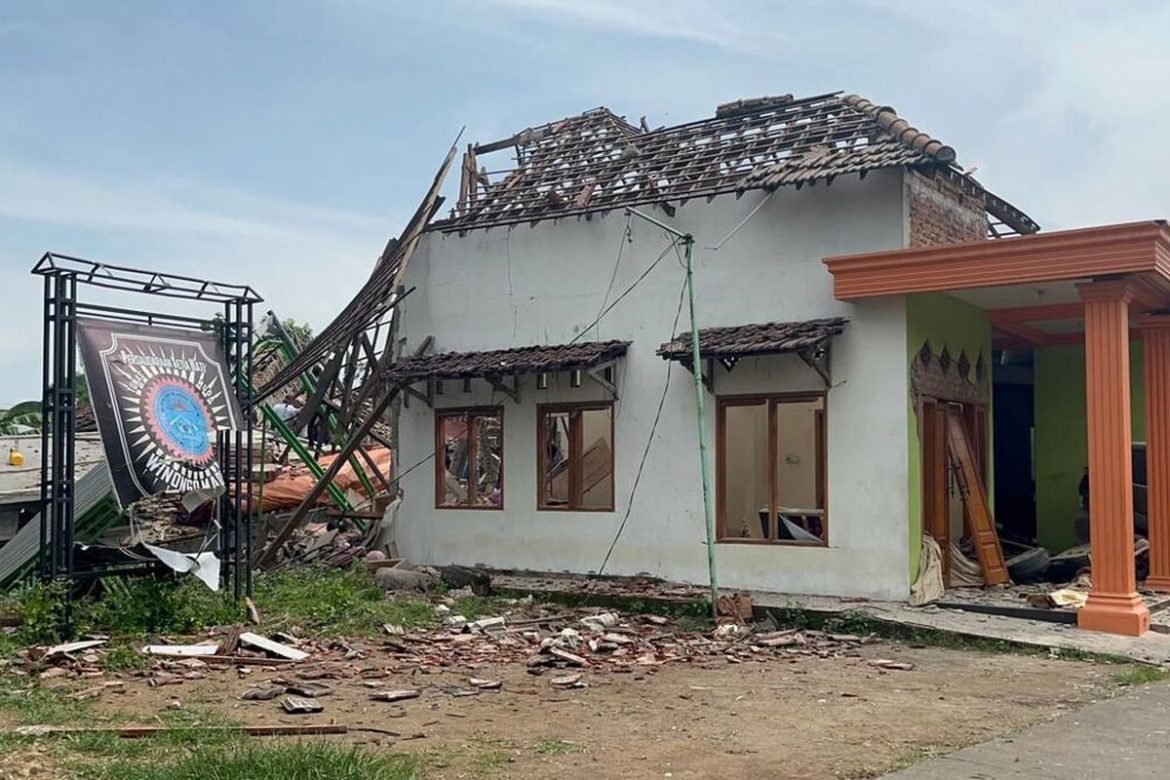 Kondisi rumah polisi yang porak poranda akibat ledakan di Desa Sumolawang, Kecamatan Puri, Kabupaten Mojokerto, Jawa Timur, Senin (13/1/2024) pagi.