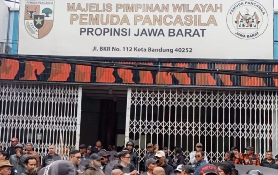 Markas Majelis Pimpinan Wilayah (MPW) PP Jawa Barat di Jalan BKR, Regol, Kota Bandung diserang oleh kelompok GRIB Jaya, Rabu (15/1/2025).