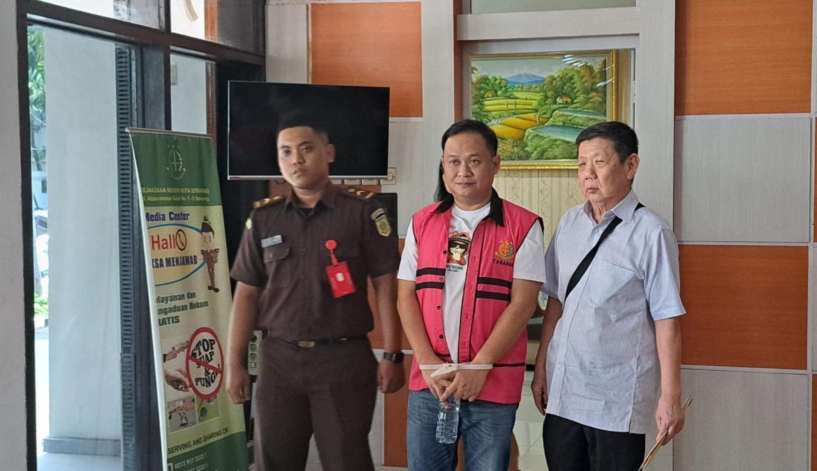 Tersangka Djohan Wahyudi mengenakan rompi kejaksaan usai mengikuti pelimpahan perkara di Kejari Kota Semarang.