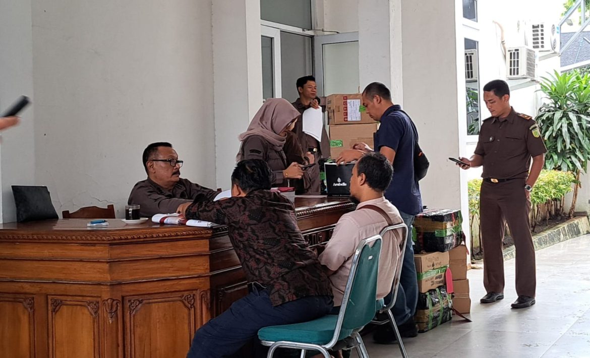 Direktur Utama PT Etawa Dairy Industry, Imam Subekhi (duduk bertas selempang) dicecar pertanyaan oleh jaksa penuntut umum.