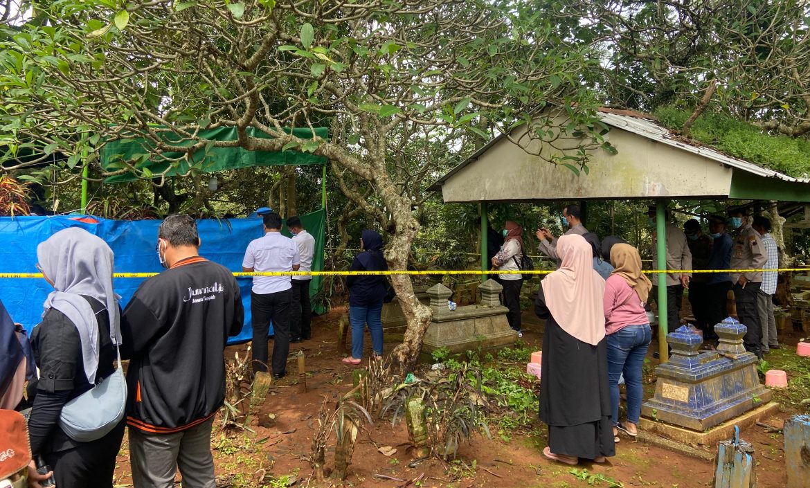 Polda Jateng membongkar makam Darso, untuk proses ekshumasi.