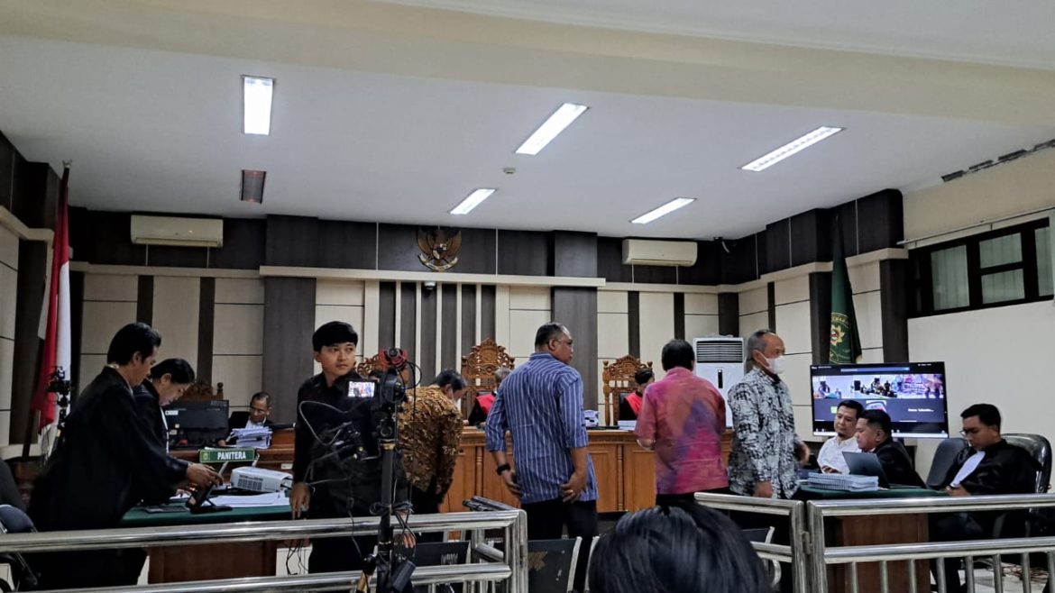 Para saksi hendak keluar ruang sidang usai dicecar pertanyaan dalam sidang perkara korupsi dengan terdakwa Yofi Okatrisza di Pengadilan Tipikor Semarang