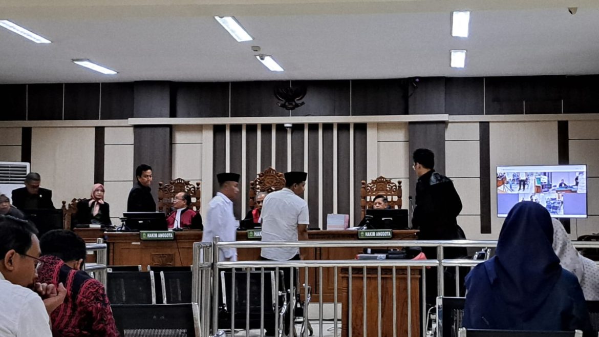 Dua pecatan polisi eks panitia seleksi Bintara Polda Jateng berdiri (baju putih) usai menyampaikan pengakuan di pengadilan.