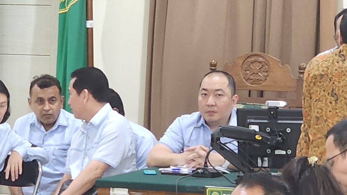 Direktur Utama PT Sri Rejeki Isman alias Sritex, Iwan Kurniawan Lukminto (pelontos) sedang rapat piutang di PN Semarang.