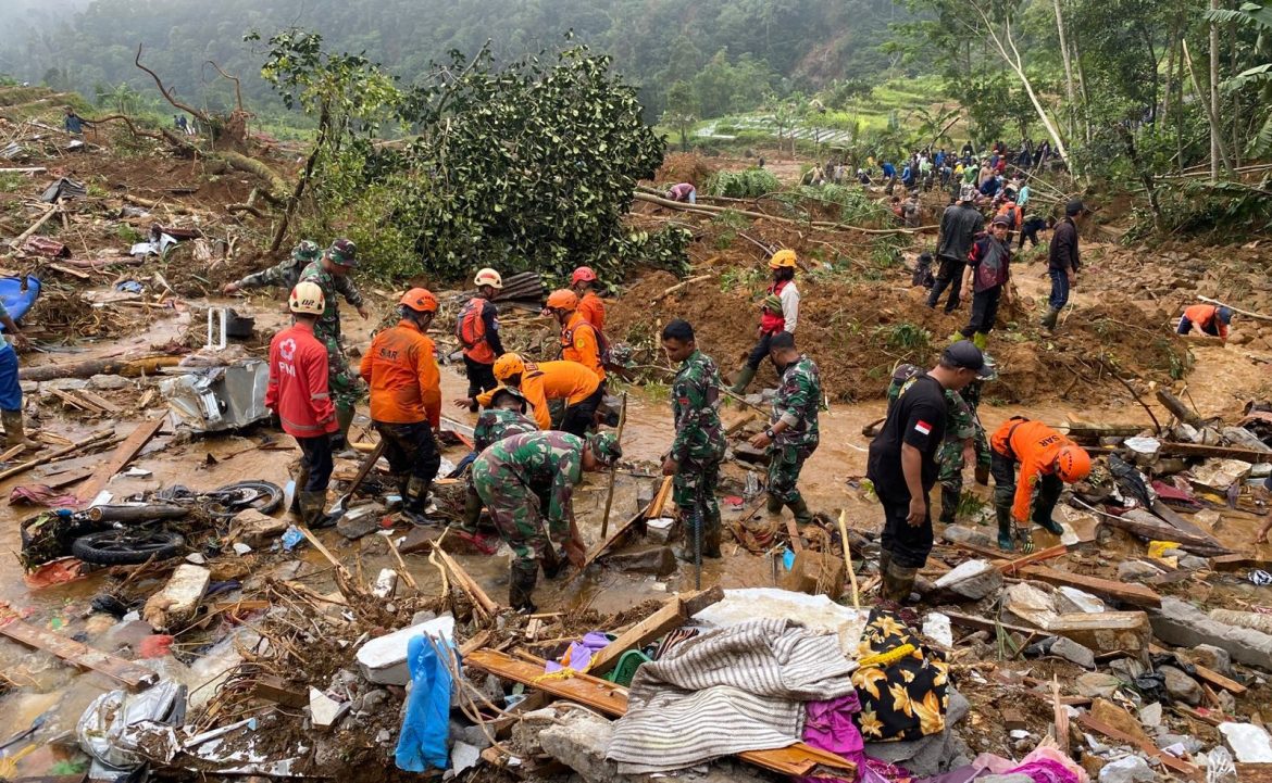 Tim SAR Gabungan melakukan pencarian korban tewas korban bencana tanah longsor dan bencana banjir di Kecamatan Petungkriyono, Kabupaten Pekalongan.