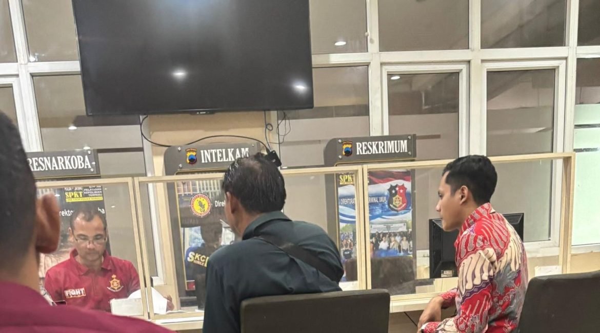 Salah satu korban penipuan (berbaju hitam) sedang membuat aduan di SPKT Polda Jateng