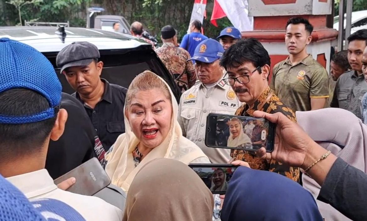 Mbak Ita sedang ditanya wartawan usai mendampingi kunjungan Sesmen di Bandarharjo, Kota Semarang, Jumat (24/1/2025).