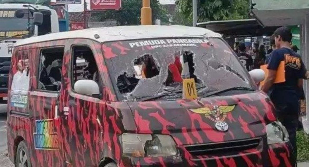 Mobil Pemuda Pancasila rusak setelah anggotanya terlibat bentrok dengan GRIB Jaya, di Blora.