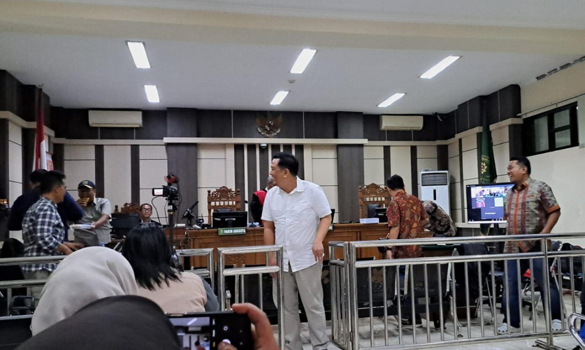 Terdakwa Yofi Okatrisza keluar ruang sidang usai diperiksa sebagai terdakwa korupsi.