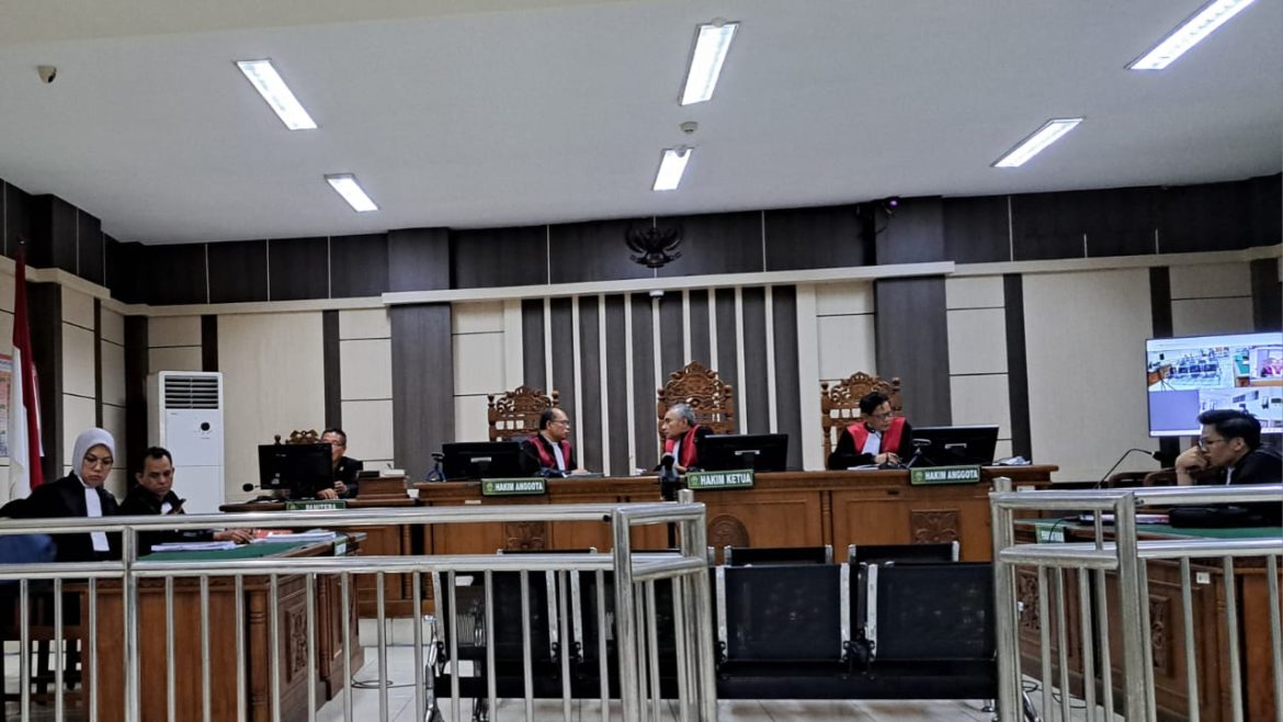 Jaksa penuntut umum (sisi kiri) membacakan tuntutan terdakwa suap seleksi Bintara Polda Jateng dalam sidang di Pengadilan Tipikor Semarang Selasa (4/2/2025).