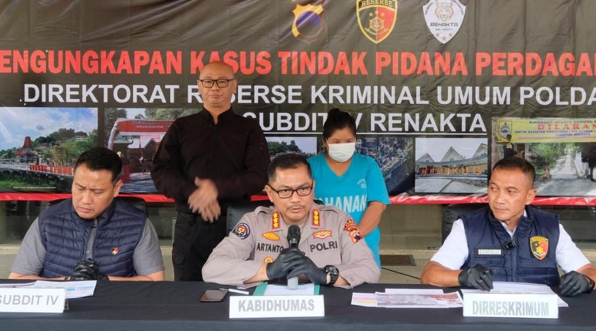 Tersangka S (berbaju tahanan) dihadirkan saat konferensi pers di Mapolda Jateng, Selasa (4/2/2025).