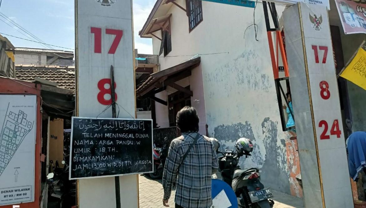 Papan pengumuman kematian terpampang di gang dekat rumah mendiang Arga Pandu, Kamis (13/2/2025).