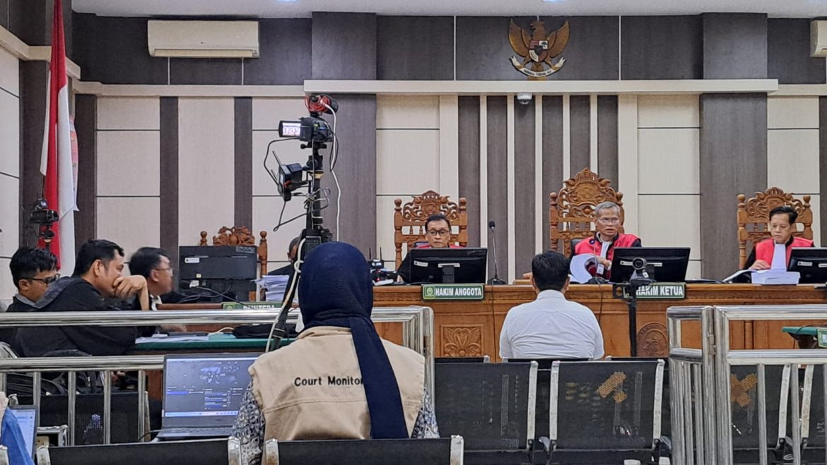 Terdakwa Yofi Okatrisza mengenakan baju putih saat mengikuti sidang tuntutan kasus korupsi DJKA di Pengadilan Tiljkor Semarang, Kamis (13/2/2025).