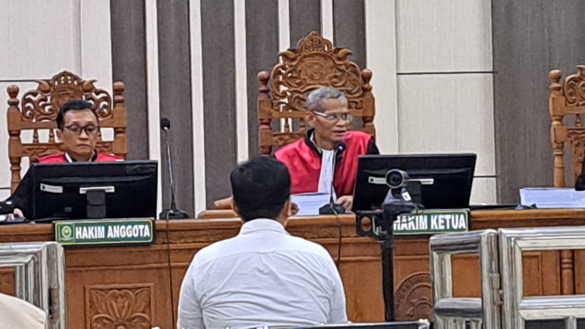 Terdakwa Yofi Okatrisza mengenakan baju putih saat mengikuti sidang tuntutan kasus korupsi DJKA di Pengadilan Tiljkor Semarang, Kamis (13/2/2025).