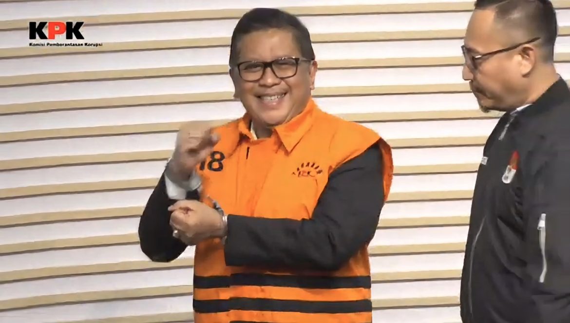 Tersangka Hasto Kristiyanto mengepalkan tangan meski dalam kondisi tangan terborgol dan berrompi tahanan saat konferensi pers KPK yang disiarkan secara hybrid dari Jakarta, Kamis (20/2/2025).