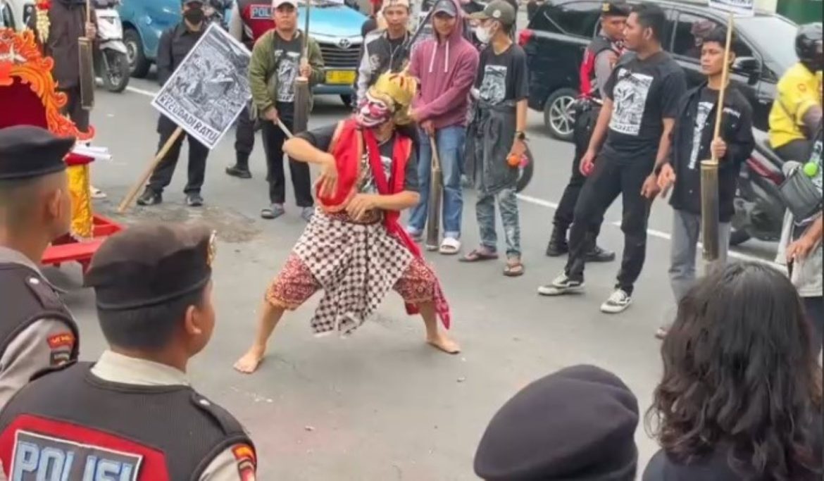 Masyarakat Tradisi Jogja (Matra) gelar aksi teatrikal 'Petruk Kecu Dadi Ratu' di depan Istana Kepresidenan Yogyakarta, Jumat (21/2/2025).