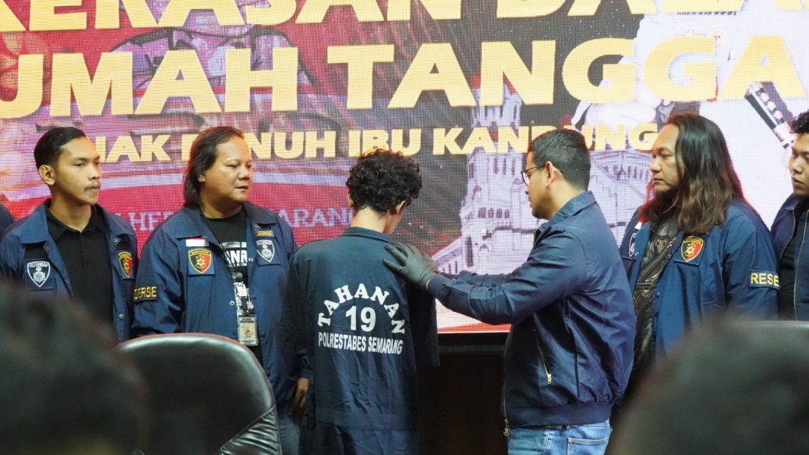 Tersangka pembunuh ibu kandung, Imam Ghozali (hadap belakang) dihadirkan dalam konferensi pers di Polrestabes Semarang.