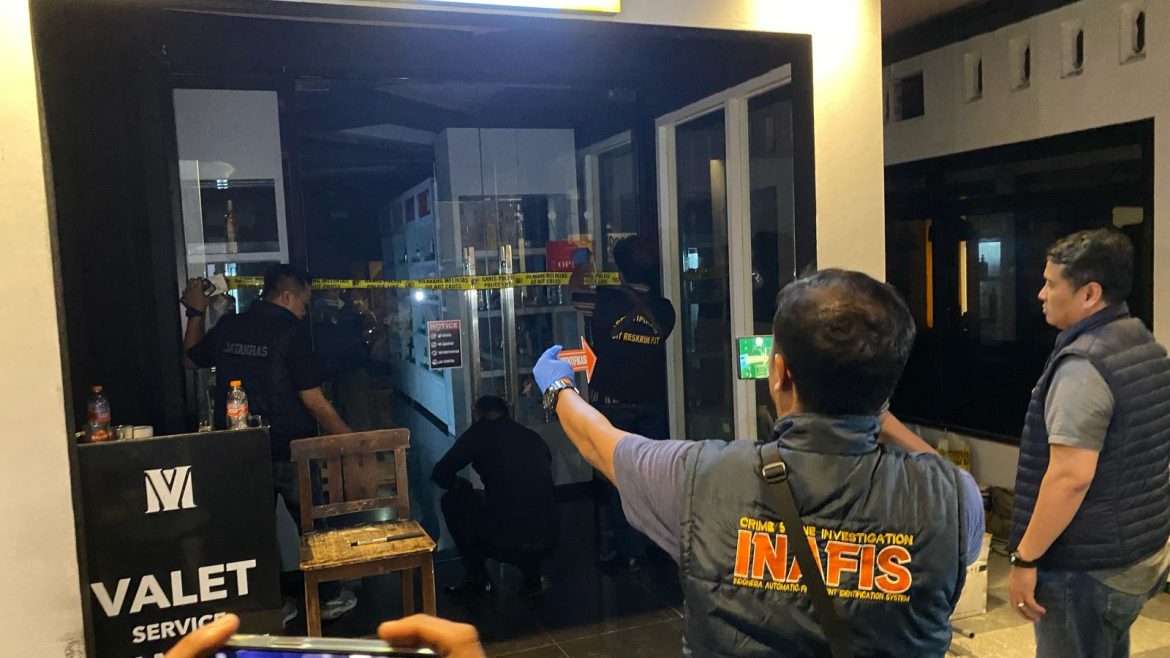 Pintu tempat hiburan karaoke di Semarang, Mansion Executive Karaoke, dipasangi garis polisi.