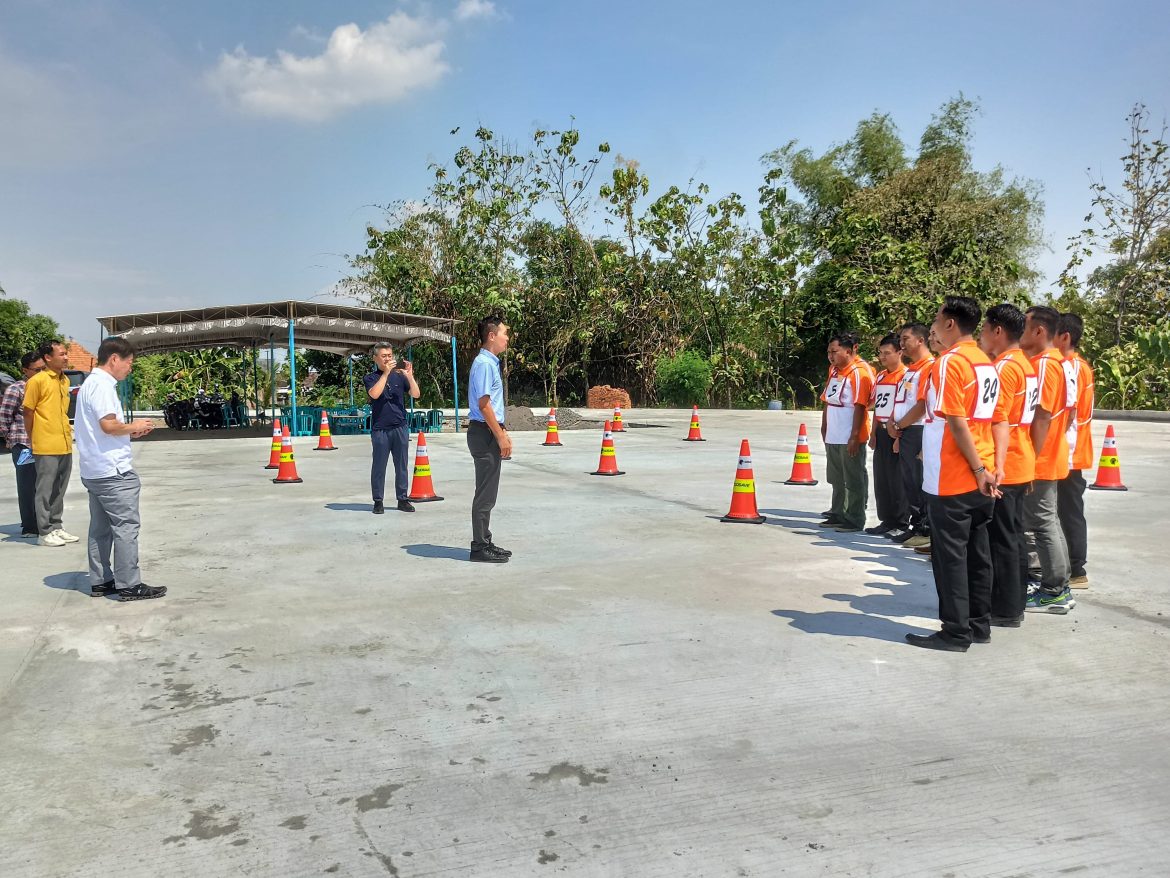 Instruktur Lembaga Pelatihan Kerja (LPK) Hiro Karanganyar, sedang memberikan briefing kepada peserta didik.