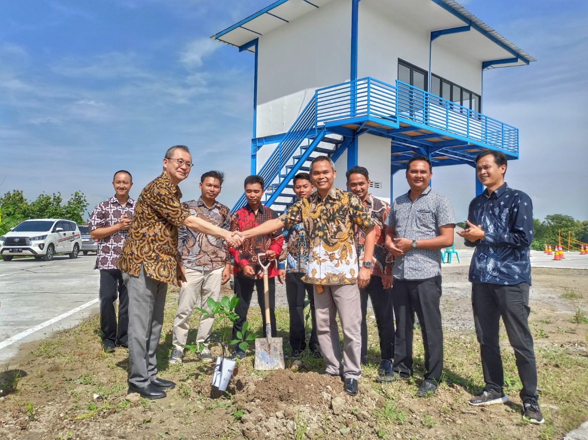 Director Tokyu Bus Corporation Mr Takashi Furukawa dan Direktur LPK Hiro Karanganyar Bowo Kristianto tanam pohon persahabatan.