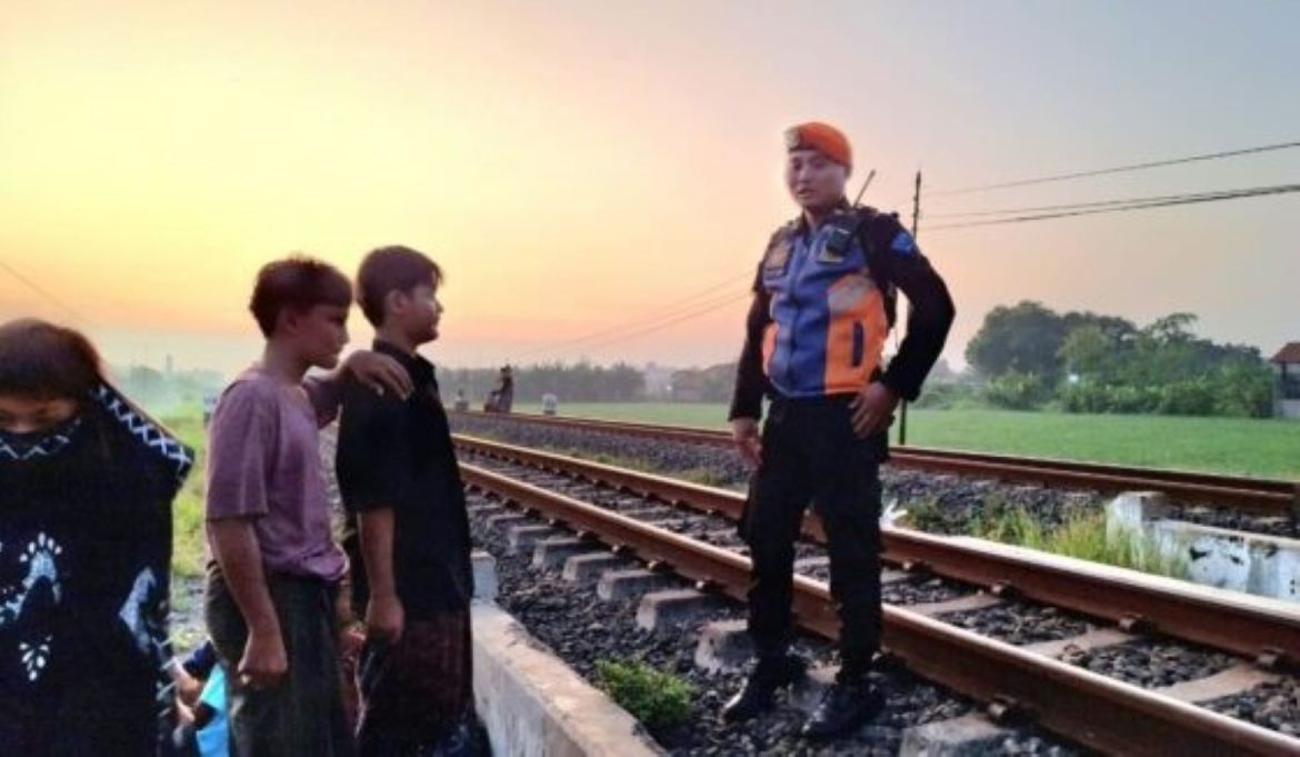 Ilustrasi petugas mengingatkan warga agar tak ngabuburit di jalur rel kereta api.