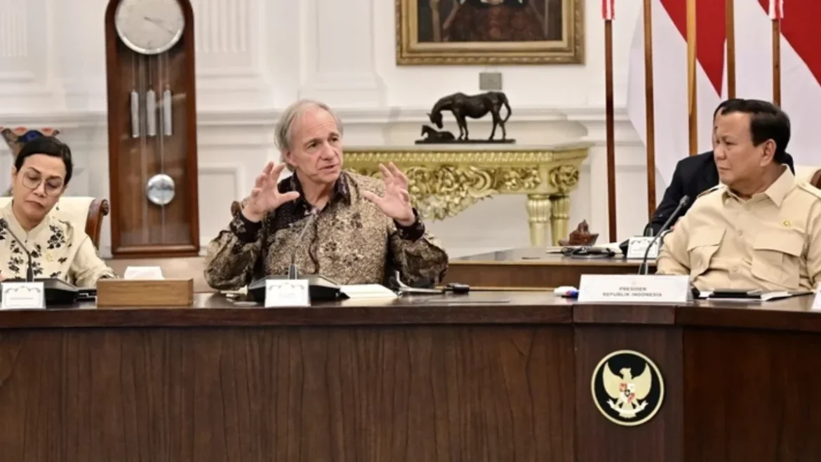 Investor asing asal Amerika Serikat (AS) Ray Dalio (tengah), bersama Presiden Prabowo dan Menkeu Sri Mulyani.