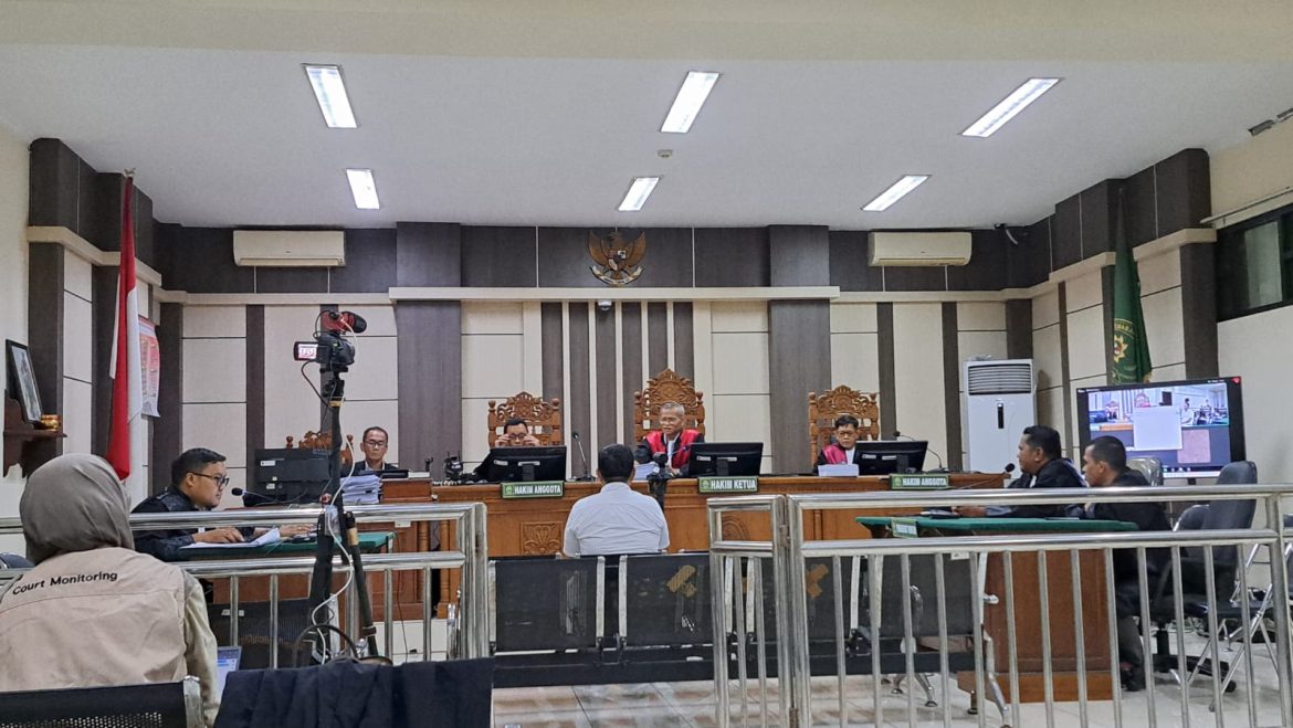 Terdakwa Yofi Okatrisza duduk di muka sidang dalam agenda putusan di Pengadilan Tipikor Semarang