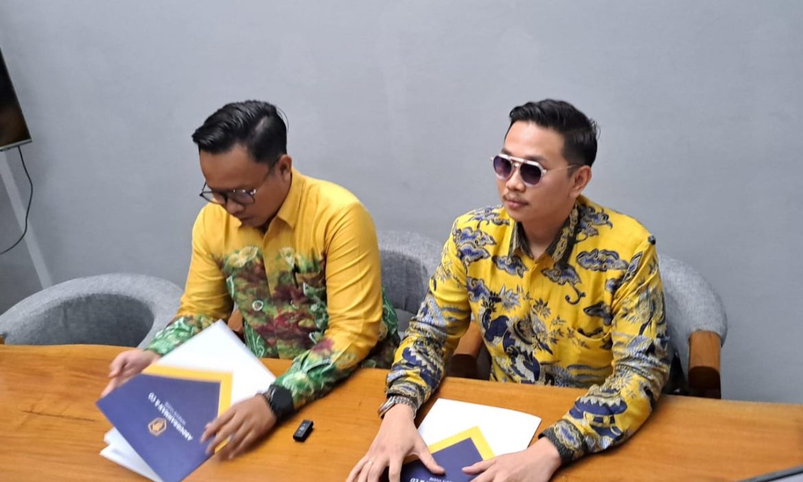 Kuasa hukum pelapor sedang menjelaskan duduk perkara meninggalnya bayi yang diduga dibunuh Brigadir AK