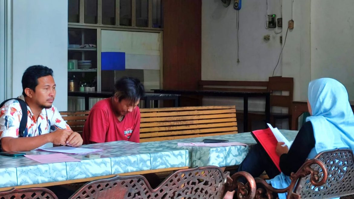 Tito Susanto (kaus merah) menangis di hadapan jaksa, mengaku menyesal telah menusuk ayah kandungnya.