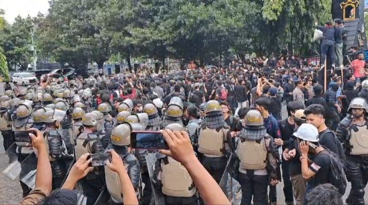Demo penolakan pengesahan revisi Undang-Undang TNI di Semarang pada Kamis (20/3/2025) memanas. Massa aksi vs polisi adu dorong.