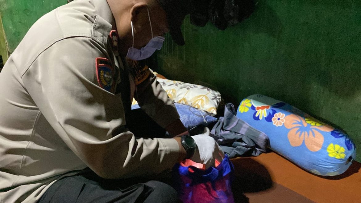 Petugas gabungan melakukan razia di blok hunian narapidana di Lapas Kelas I Semarang pada Kamis (20/3/2025) malam.