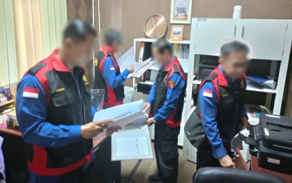 Penyidik sedang menggeledah kantor PT Cilacap Segara Artha di Cilacap.