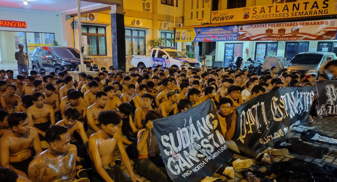 Ratusan kreak atau gangster ditangkap polisi usai konvoi kendaraan besar-besaran yang mengganggu jalanan Semarang pada Sabtu malam.