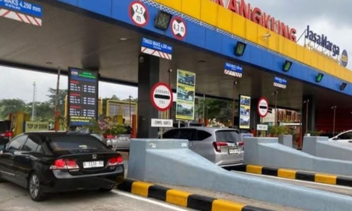 Arus kendaraan di Gerbang TOl (GT) Kalikangkung, Semarang.