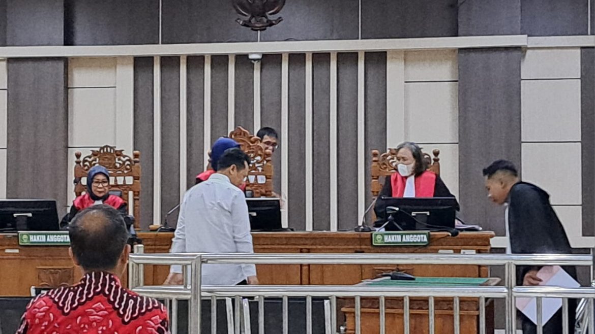 Terdakwa Zaini Makarim (baju putih) berdiri usai menjalani sidang di Pengadilan Tipikor Semarang.