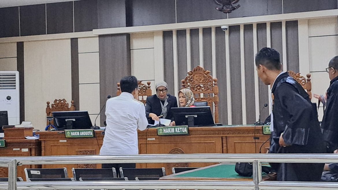 Terdakwa Zaini Makarim (baju putih) berdiri usai mengikuti sidang putusan sela di Pengadilan Tipikor Semarang