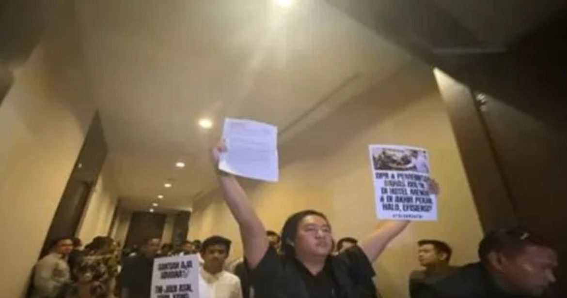 KontraS geruduk rapat tertutup revisi UU TNI di Hotel Farimont.