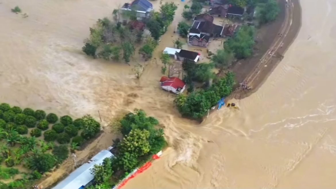 Tanggul Sungai Tuntang di Desa Baturagung, Kecamatan Gubug, Kabupaten Grobogan, Jateng, jebol hingga sejumlah desa terendam banjir.