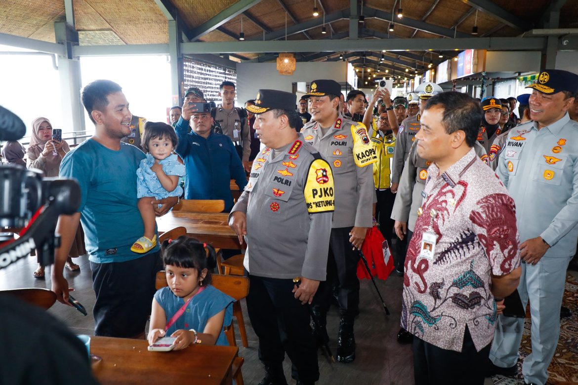 Kapolri berbincang dengan masyarakat yang tengah istirahat di Rest Area Salatiga saat arus balik Lebaran