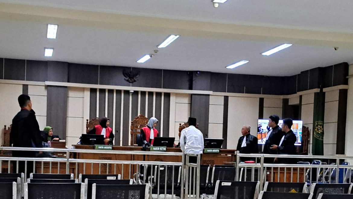 Majelis hakim Pengadilan Tipikor Semarang menyidangkan kasus korupsi BPR Bank Karangayar, Rabu (9/4/2025).