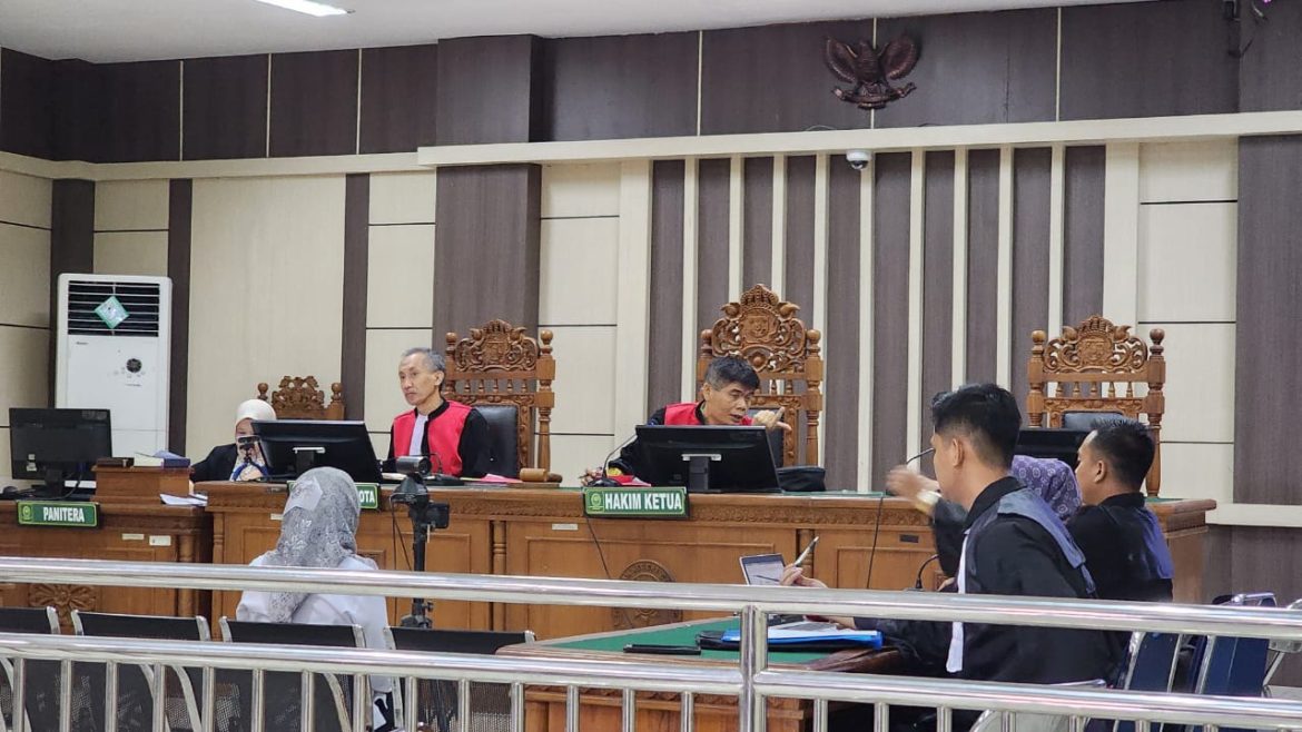 Terdakwa Rini Kartika Hadi Ahmawati mengikuti sidang dakwaan di Pengadilan Tipikor Semarang