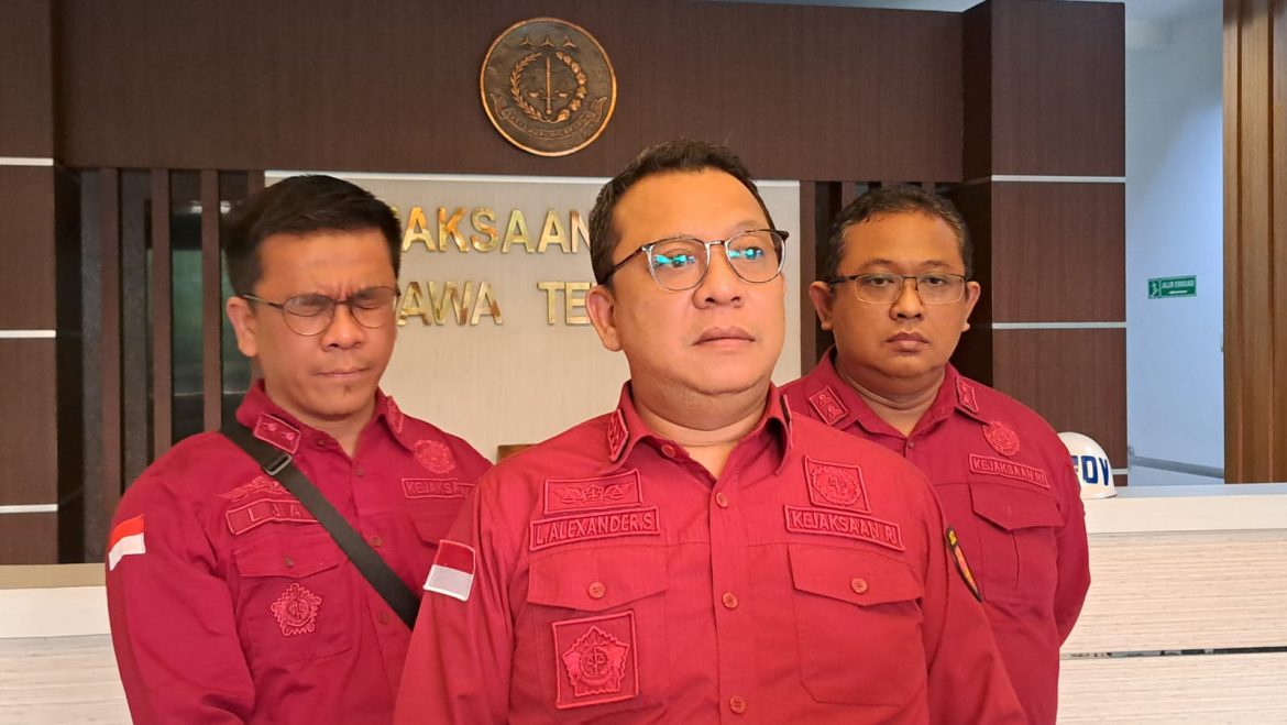 Asisten Tindak Pidana Khusus Kejati, Lukas Alexander Sinuraya (tengah) menjelaskan penyidikan kasus korupsi aset BUMD Cilacap.