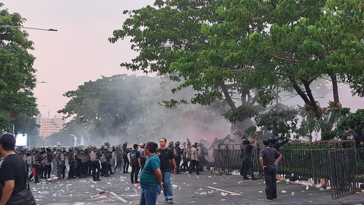 Polisi berupaya membubarkan paksa massa aksi May Day di Jalan Pahlawan Kota Semarang, Kamis (1/5/2025).